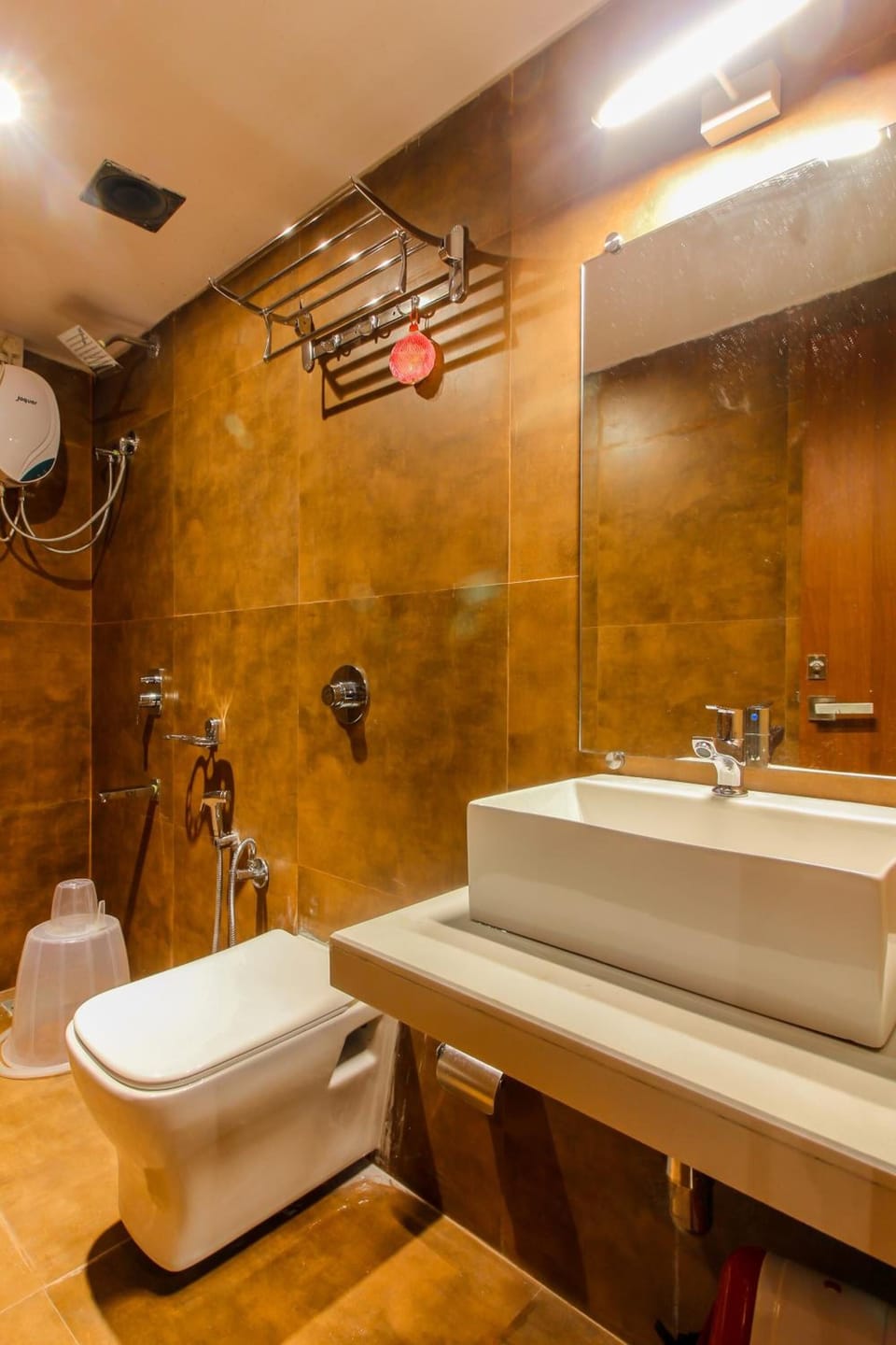 Shower, free toiletries