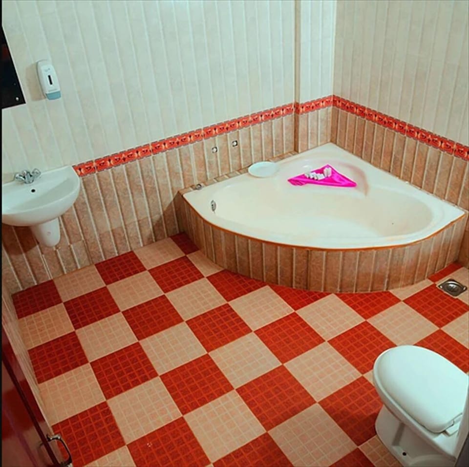 Shower, free toiletries