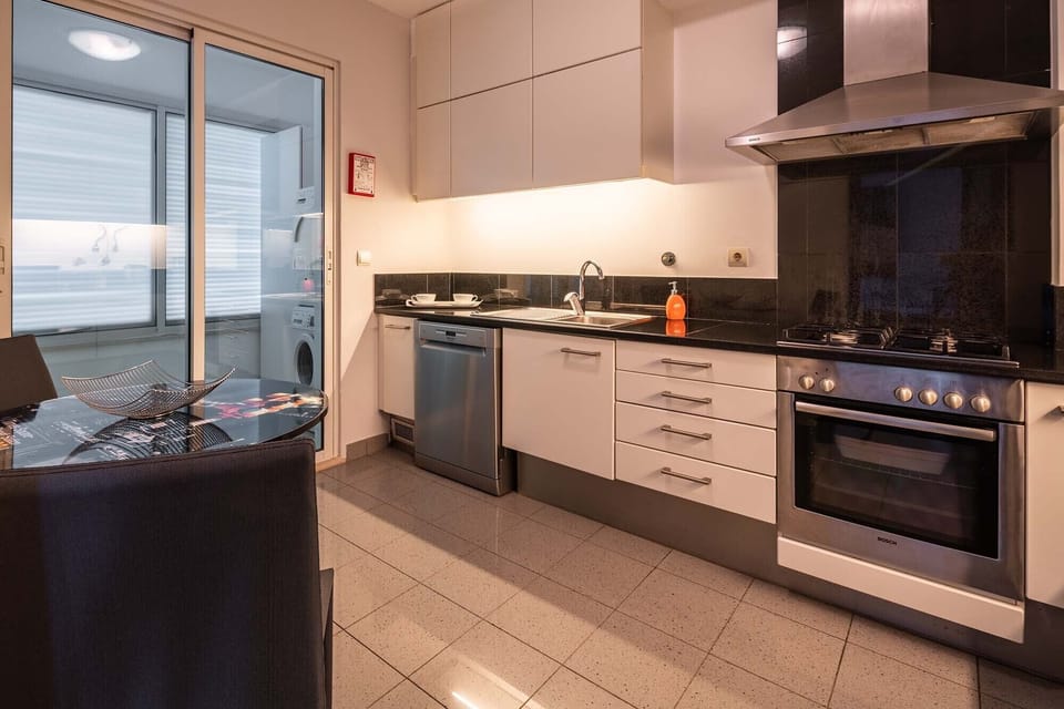 Full-size fridge, microwave, oven, stovetop