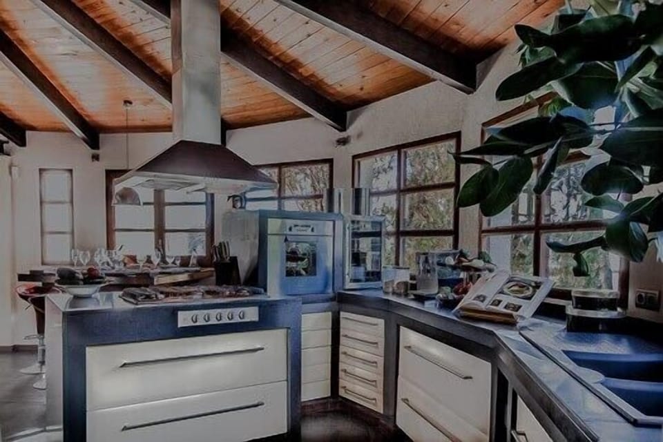 Fully equipped kitchen with all appliances
