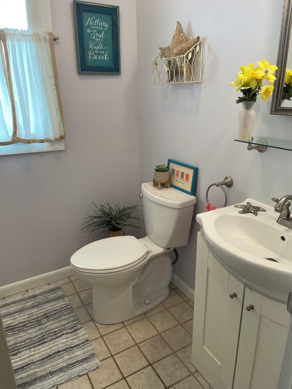 UPSTAIRS FULL BATH (SHOWER OUT OF CAMERS RANGE)