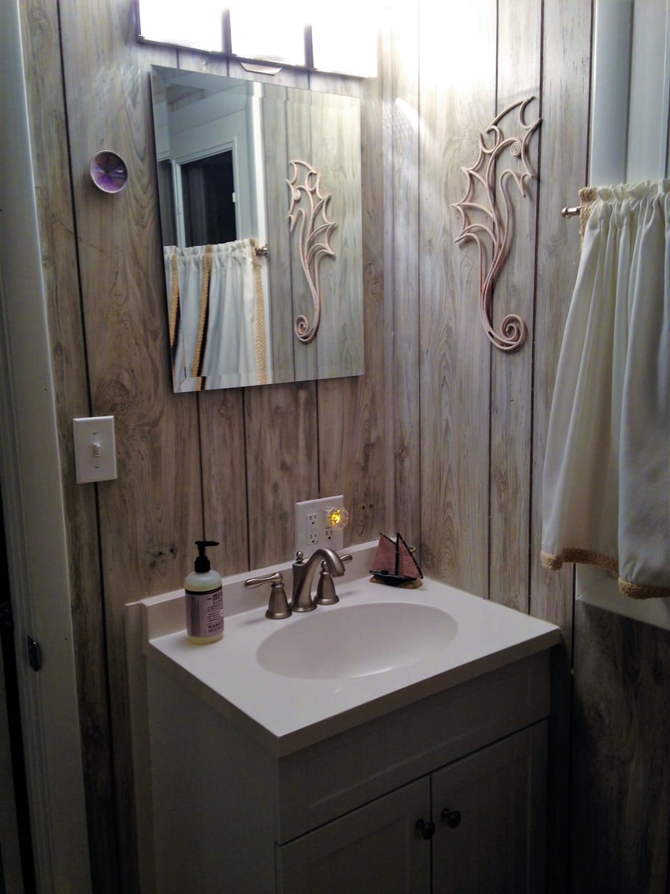 DOWNSTAIRS SPACIOUS BATHROOM