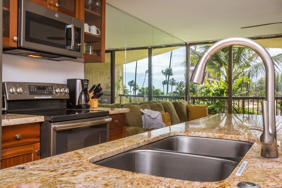 GRANITE COUNTERS
STAINLESS STEEL FINGERPRINT FREE APPLIANCES