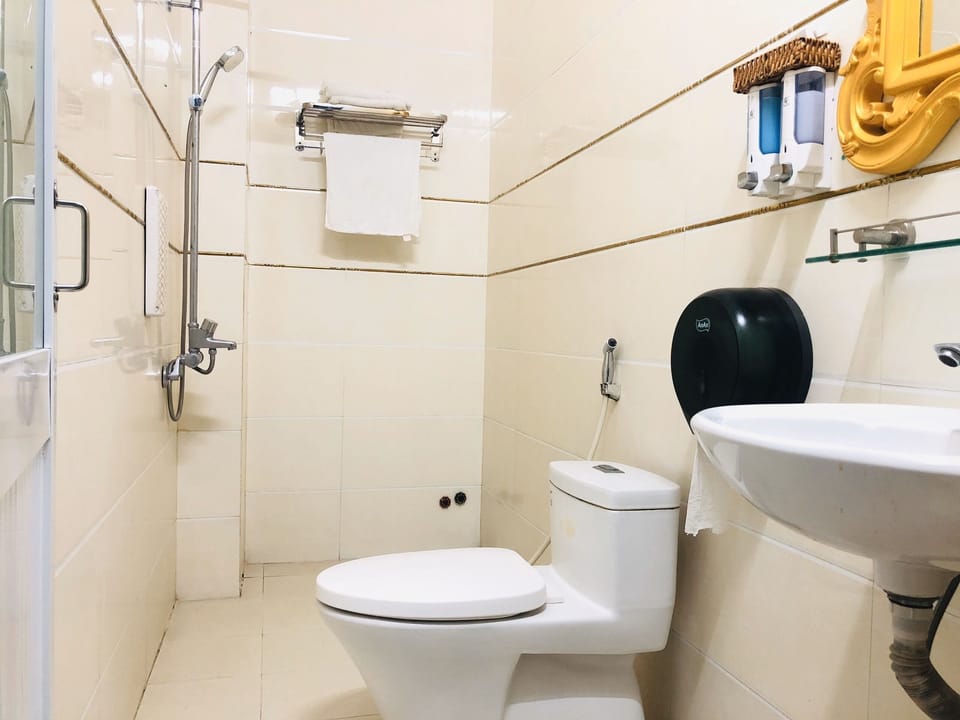 Shower, rainfall showerhead, free toiletries, slippers
