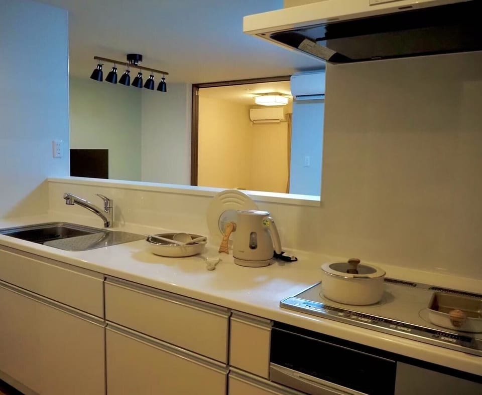 Family Suite | Private kitchen | Fridge, microwave