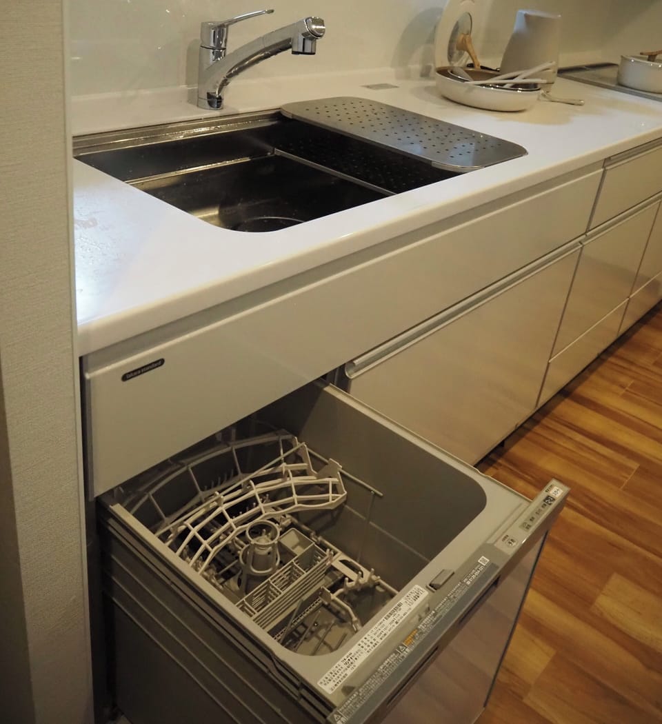 Family Suite | Private kitchen | Fridge, microwave
