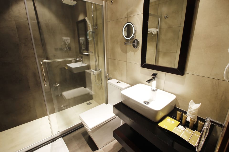 Two-Bedroom Apartment | Bathroom amenities | Free toiletries, hair dryer, bathrobes, slippers