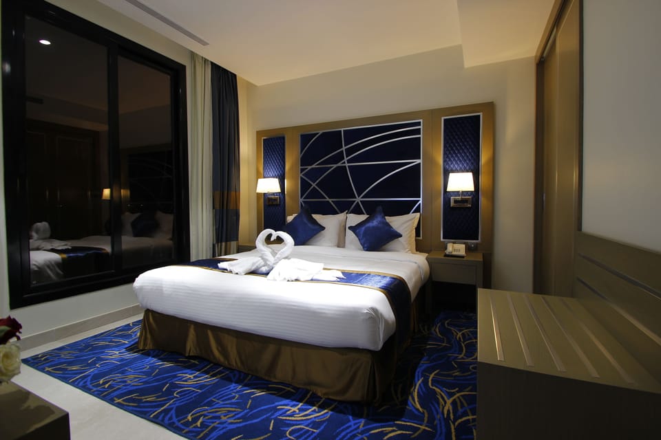 Honeymoon Suite | Minibar, in-room safe, desk, soundproofing