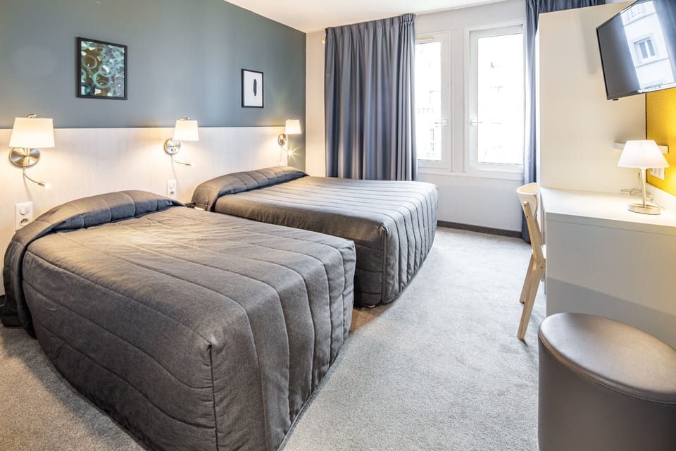Triple Room | Desk, iron/ironing board, free cribs/infant beds, free WiFi