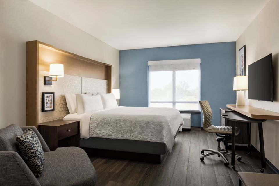 Pillowtop beds, desk, laptop workspace, blackout drapes