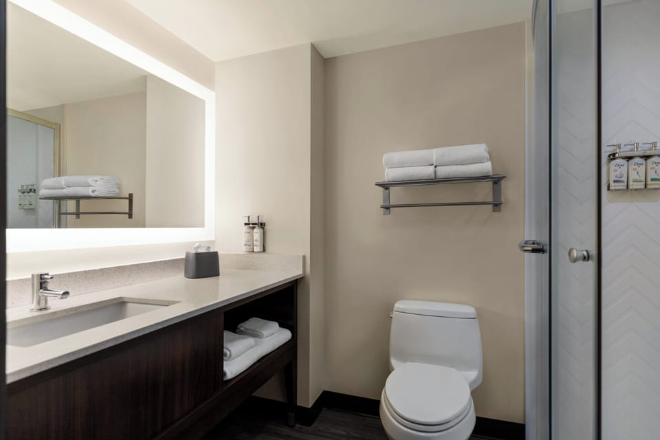Combined shower/tub, hydromassage showerhead, free toiletries