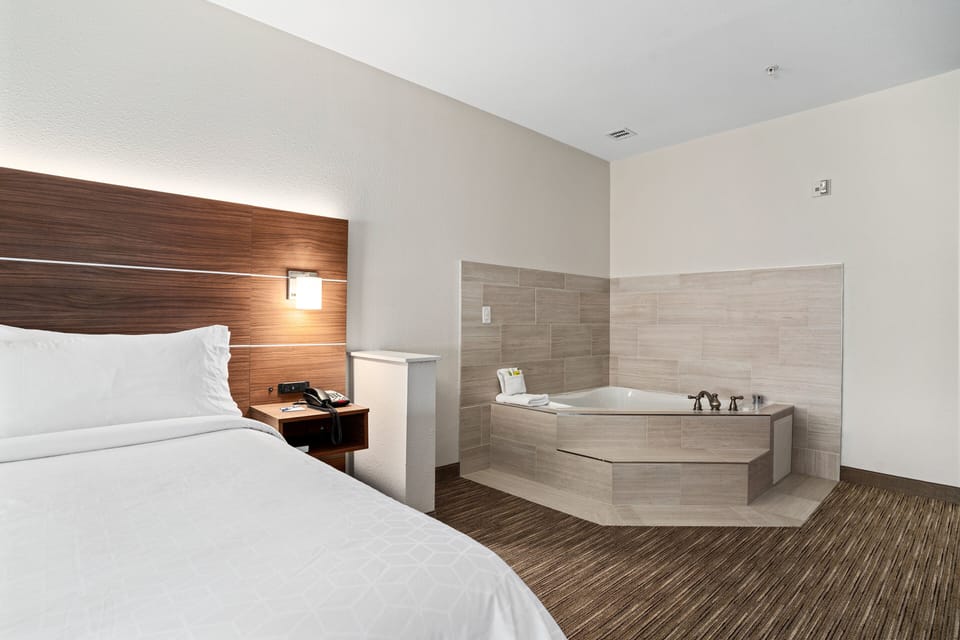 1 bedroom, Egyptian cotton sheets, premium bedding, down comforters