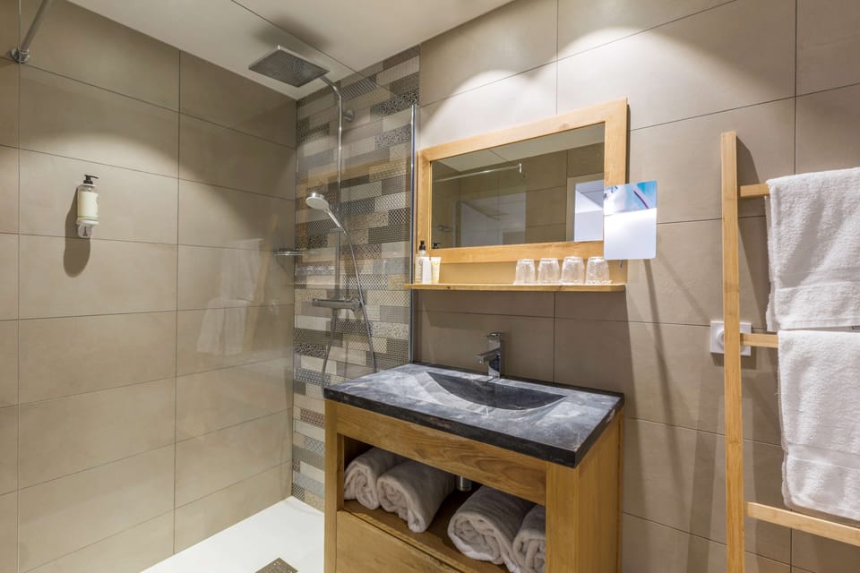 Superior Room, 1 Queen Bed, Non Smoking | Bathroom | Shower, free toiletries, hair dryer, towels