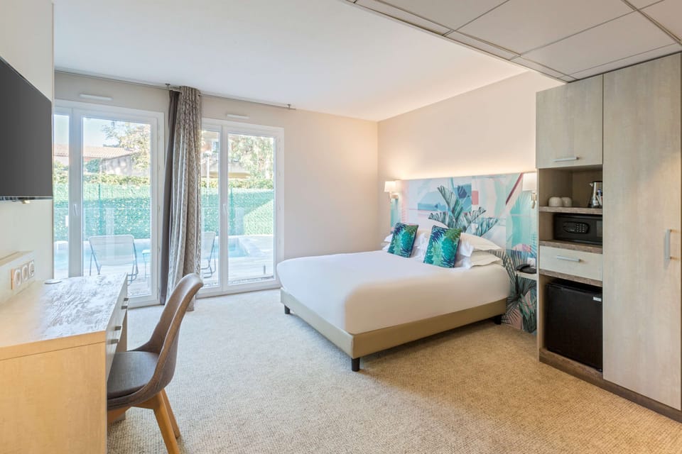 Deluxe Room, Multiple Beds, Non Smoking (Twin bed on request) | Premium bedding, minibar, in-room safe, desk