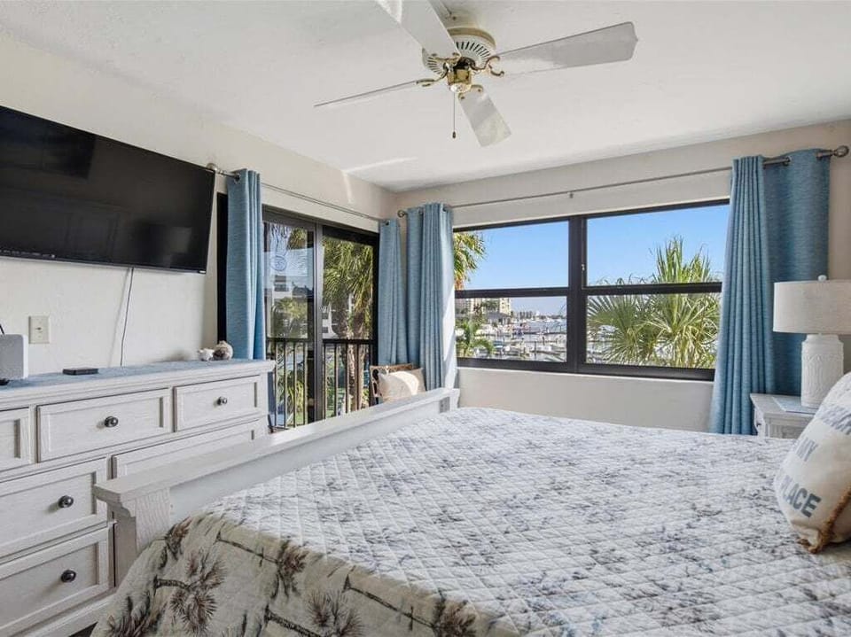 primary bedroom with balcony access