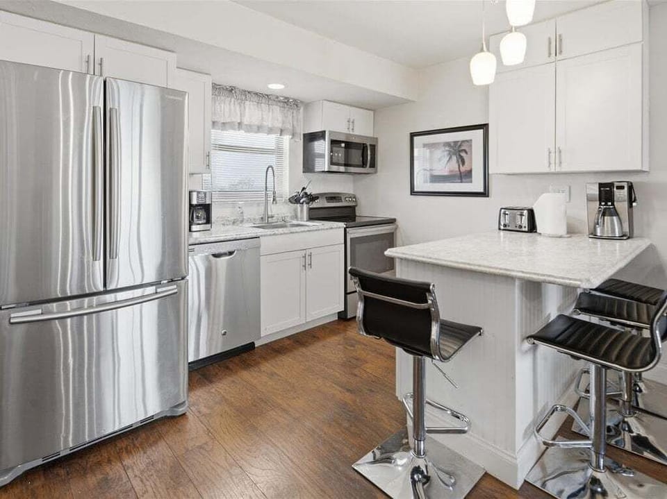kitchen and breakfast bar