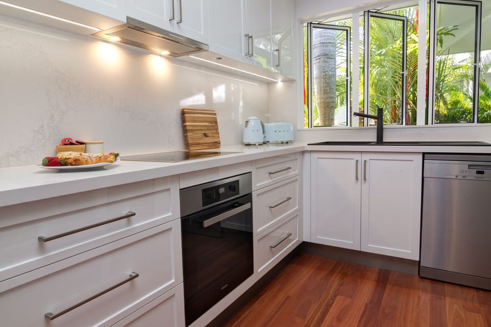 Full kitchen with Miele appliances 