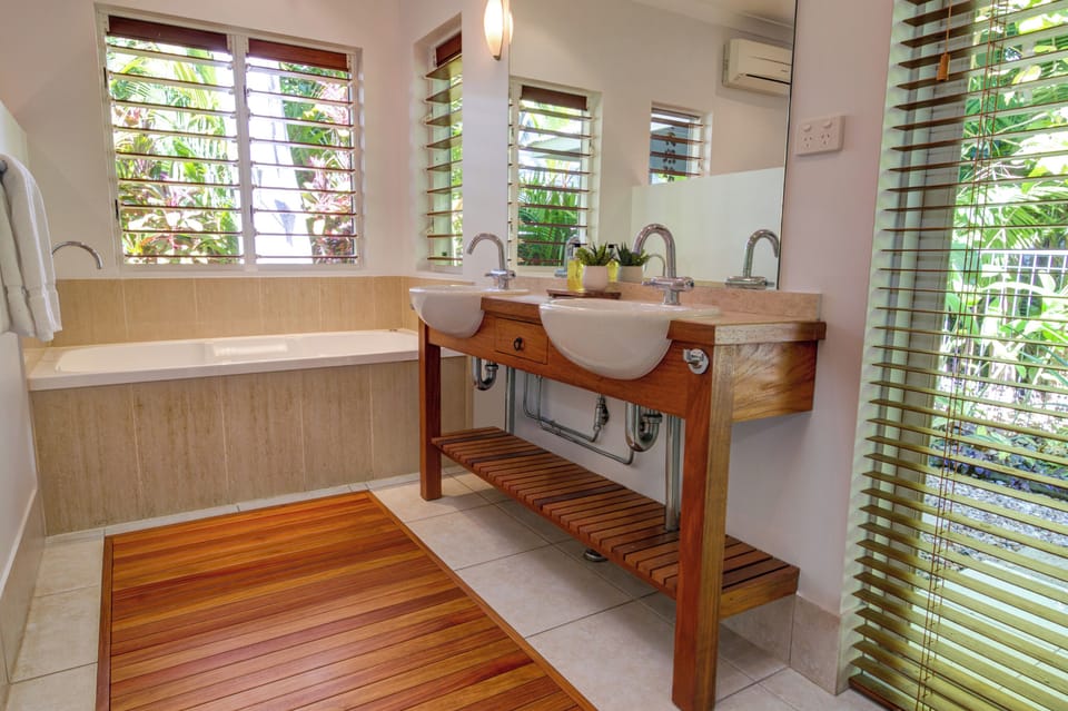Master Ensuite with deep spa