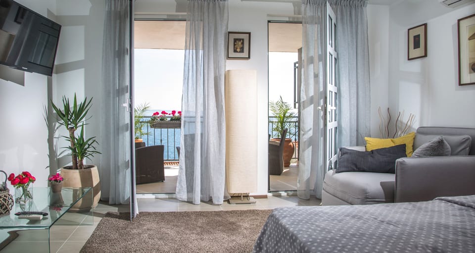 bedroom nb 1 with the ensuite bathroom