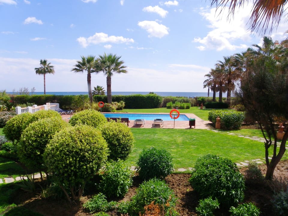 Pool and sea view from the main bedroom