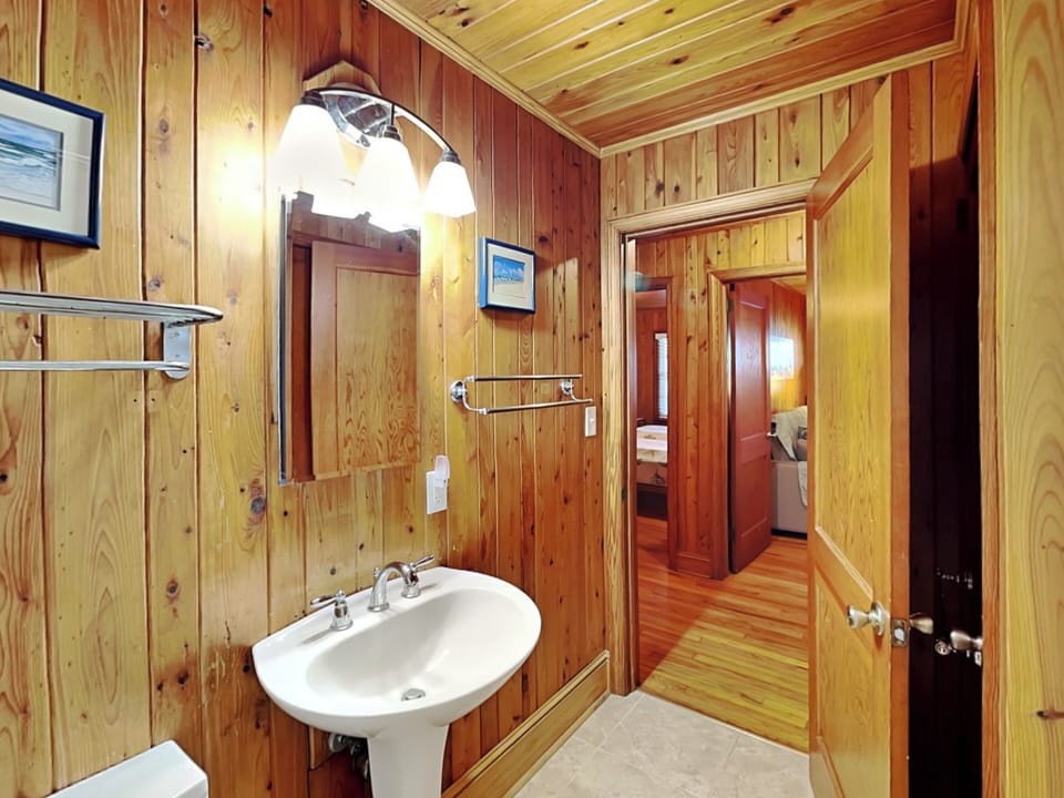 Full size bathroom 2