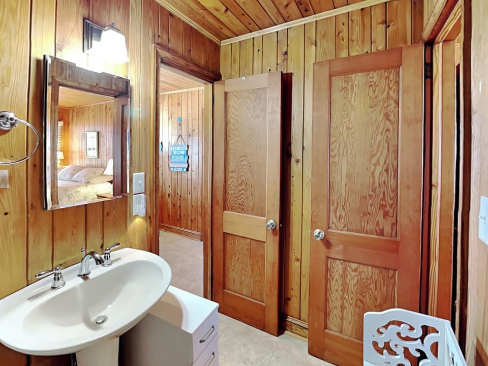 Full size bathroom 1