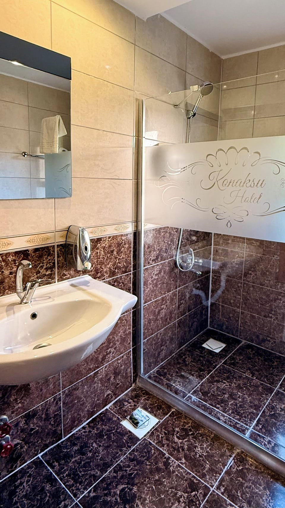 Combined shower/tub, hydromassage showerhead, hair dryer, slippers