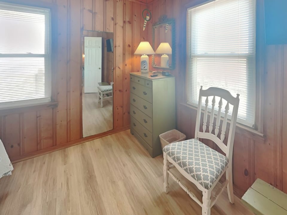 Primary Bedroom - Queen Bed