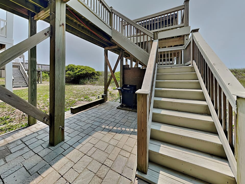 Ground Level Area with Grill