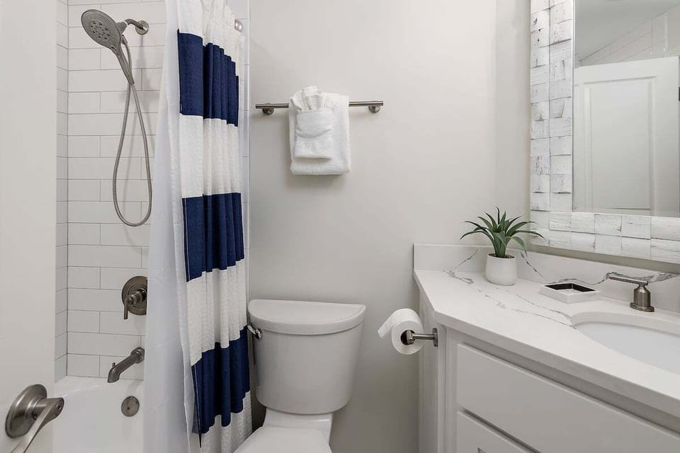 Saint Simons Grand #103 Shower/ tub combo with detachable shower head