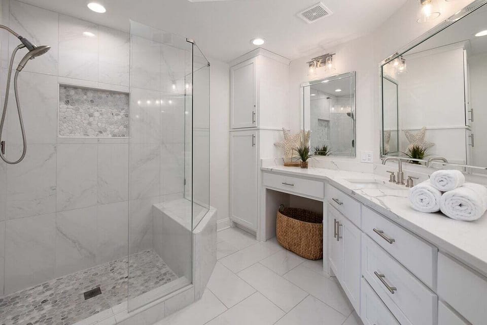 Saint Simons Grand #103 Walk-in shower with detachable shower head