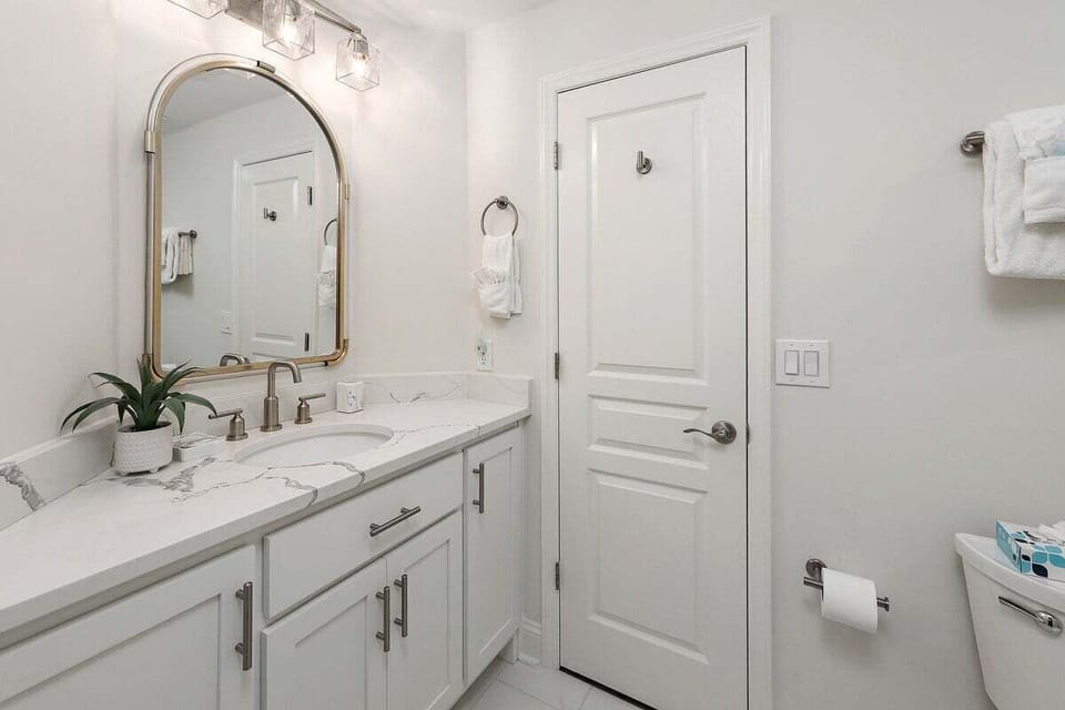 Saint Simons Grand #103 Bathroom mirror and sink