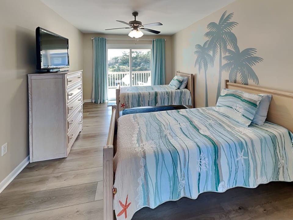 Den - Additional Open Sleeping Area, Two Twin Beds