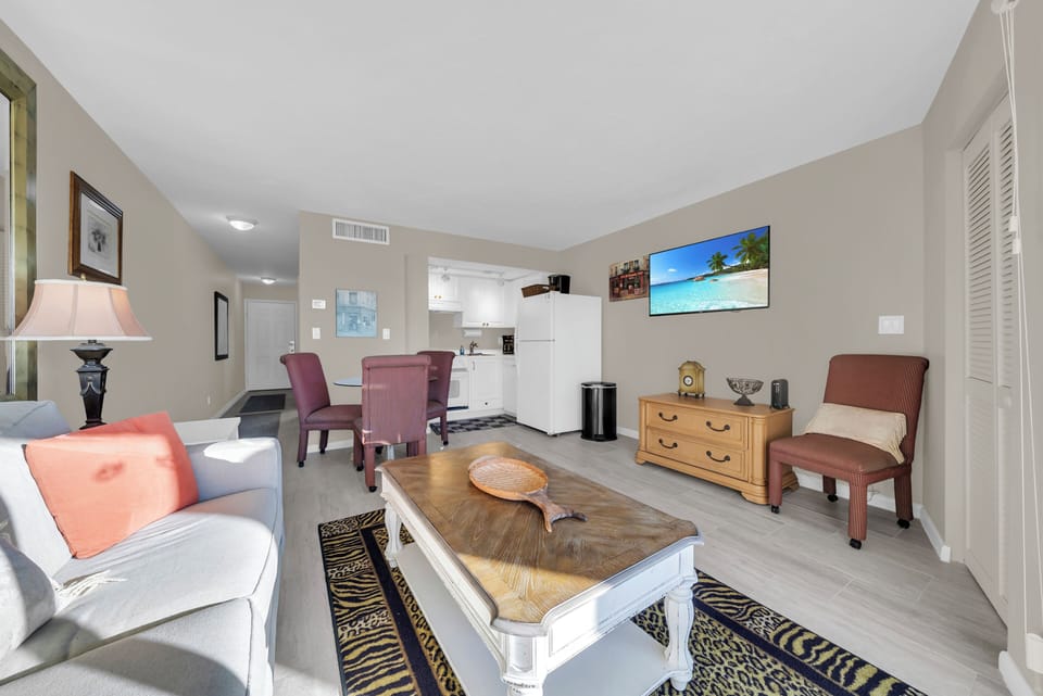 Livingroom & Kitchen view