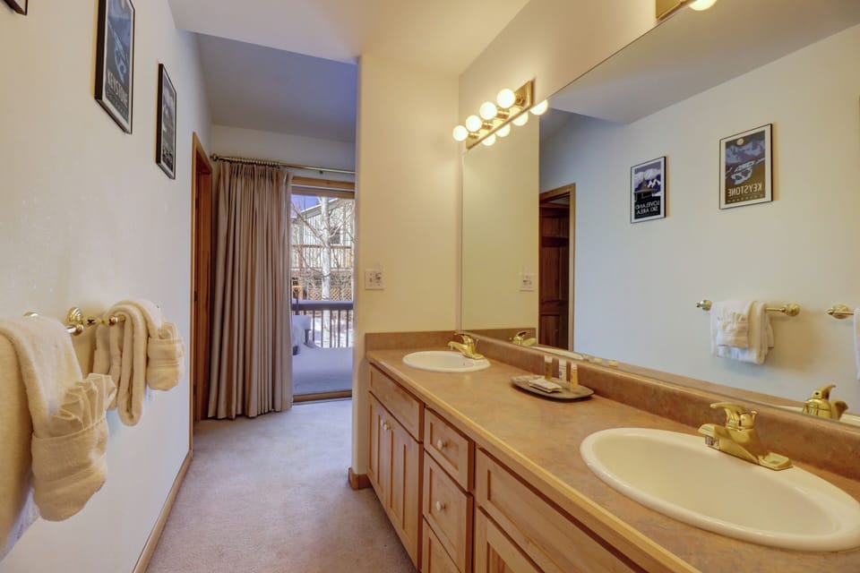Master bathroom sinks.