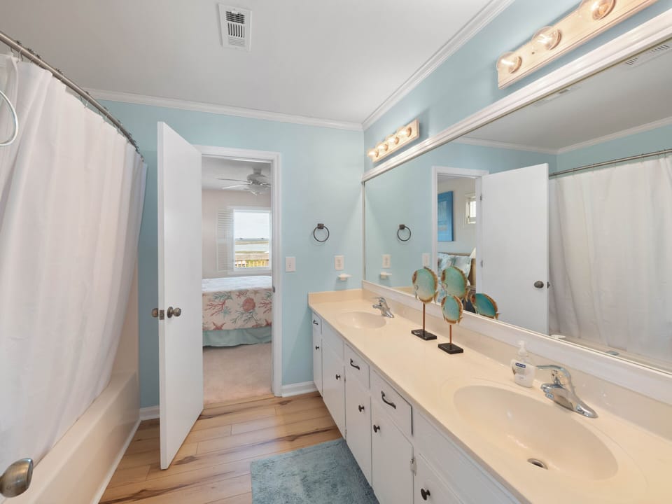 Full Bathroom - Jack And Jill