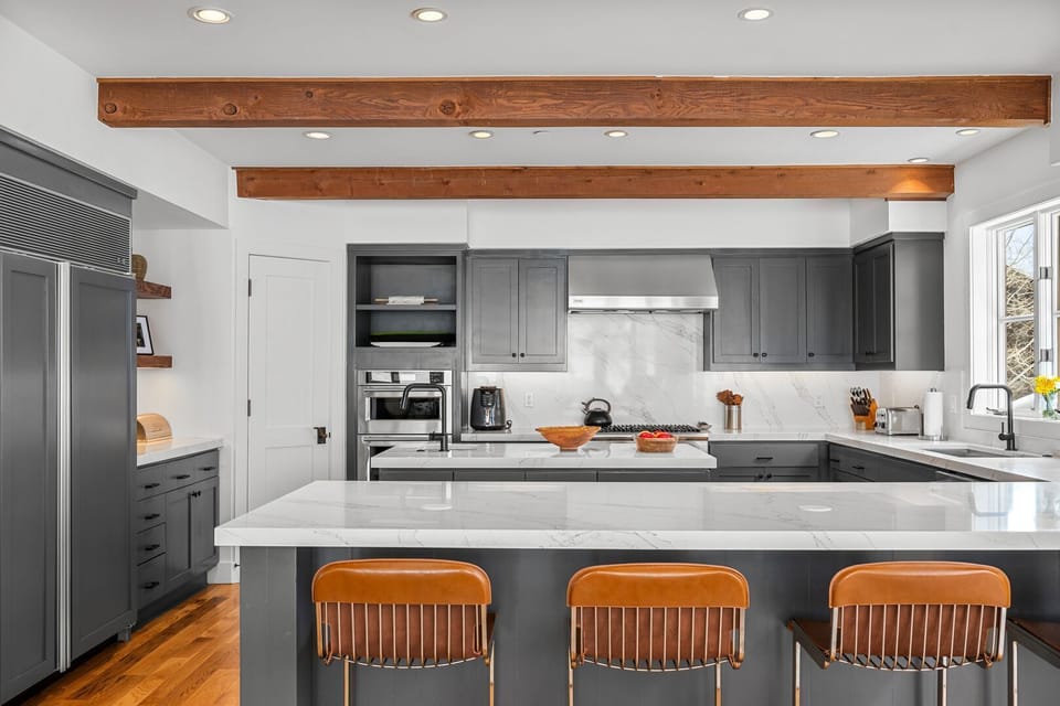Kitchen w/ Breakfast Bar