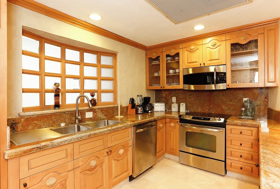Full size kitchen, equipped with everything you need to make a homemade meal