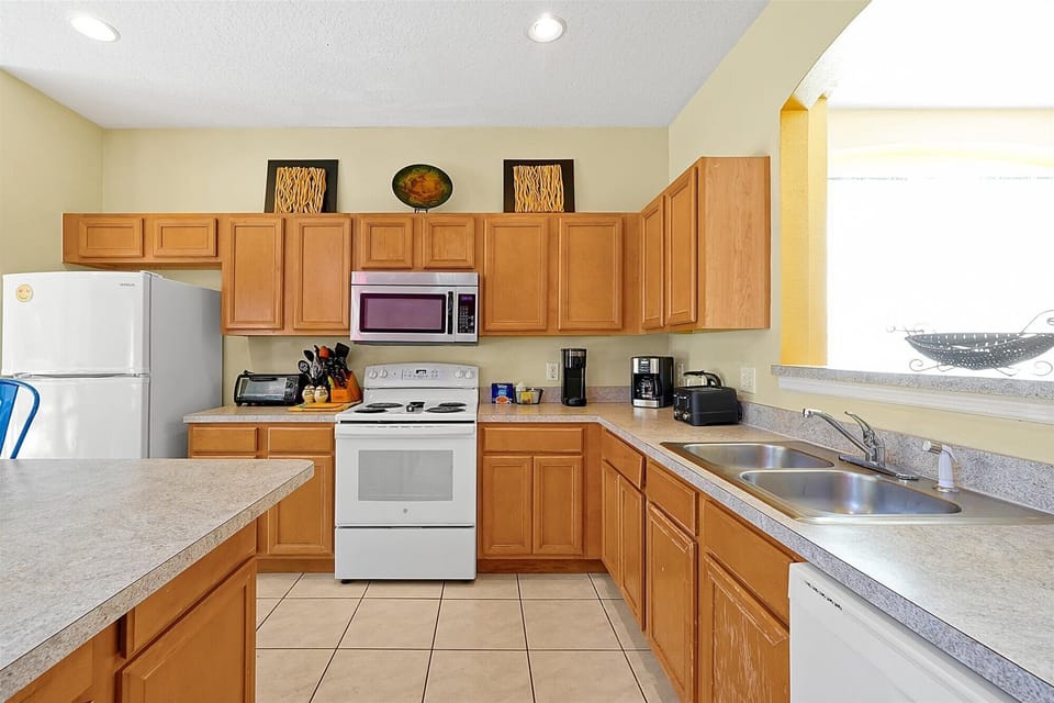 Fully stocked Kitchen with Drip and K-Cup Coffee Maker