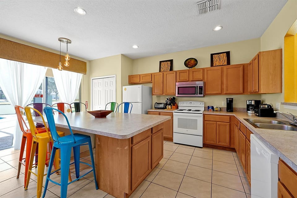 Fully stocked Kitchen with Drip and K-Cup Coffee Maker