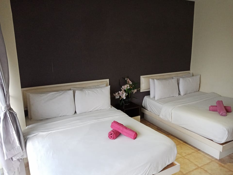 Family-4 Suite | Desk, iron/ironing board (on request), WiFi (free), bed sheets