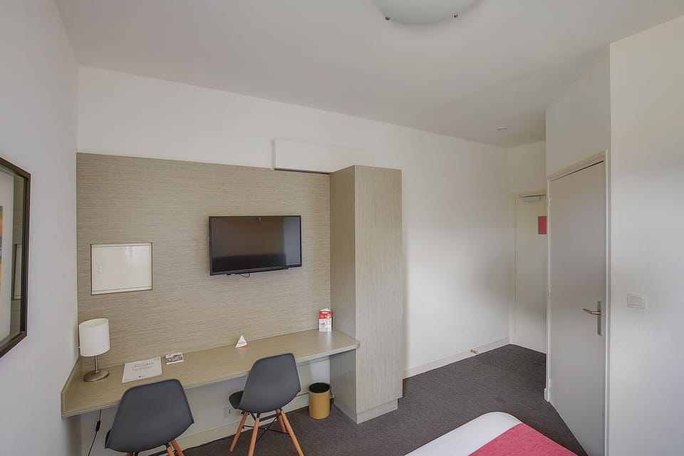 Standard Double Room | Desk, free WiFi, bed sheets, wheelchair access