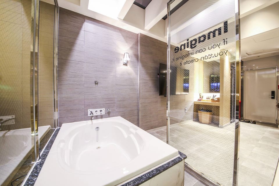 Suite (Karaoke) | Deep soaking bathtub