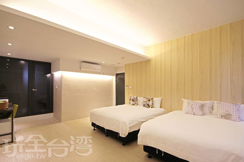 Deluxe Quadruple Room | Desk, free WiFi, bed sheets