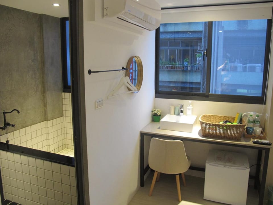 Combined shower/tub, deep soaking tub, rainfall showerhead