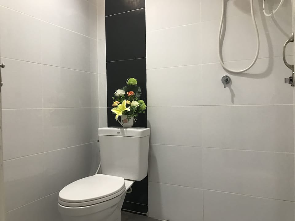 Standard Bungalow | Bathroom | Shower, free toiletries, towels