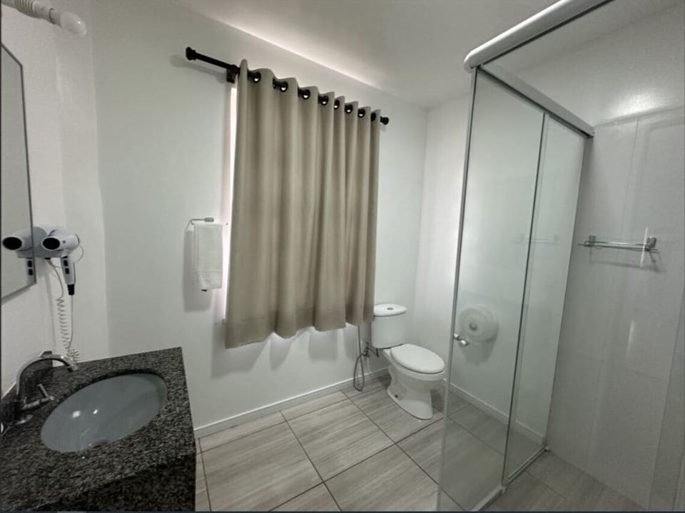 Deluxe Quadruple Room | Bathroom | Shower, free toiletries, hair dryer, towels