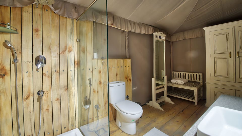 Shower, jetted tub, rainfall showerhead, free toiletries