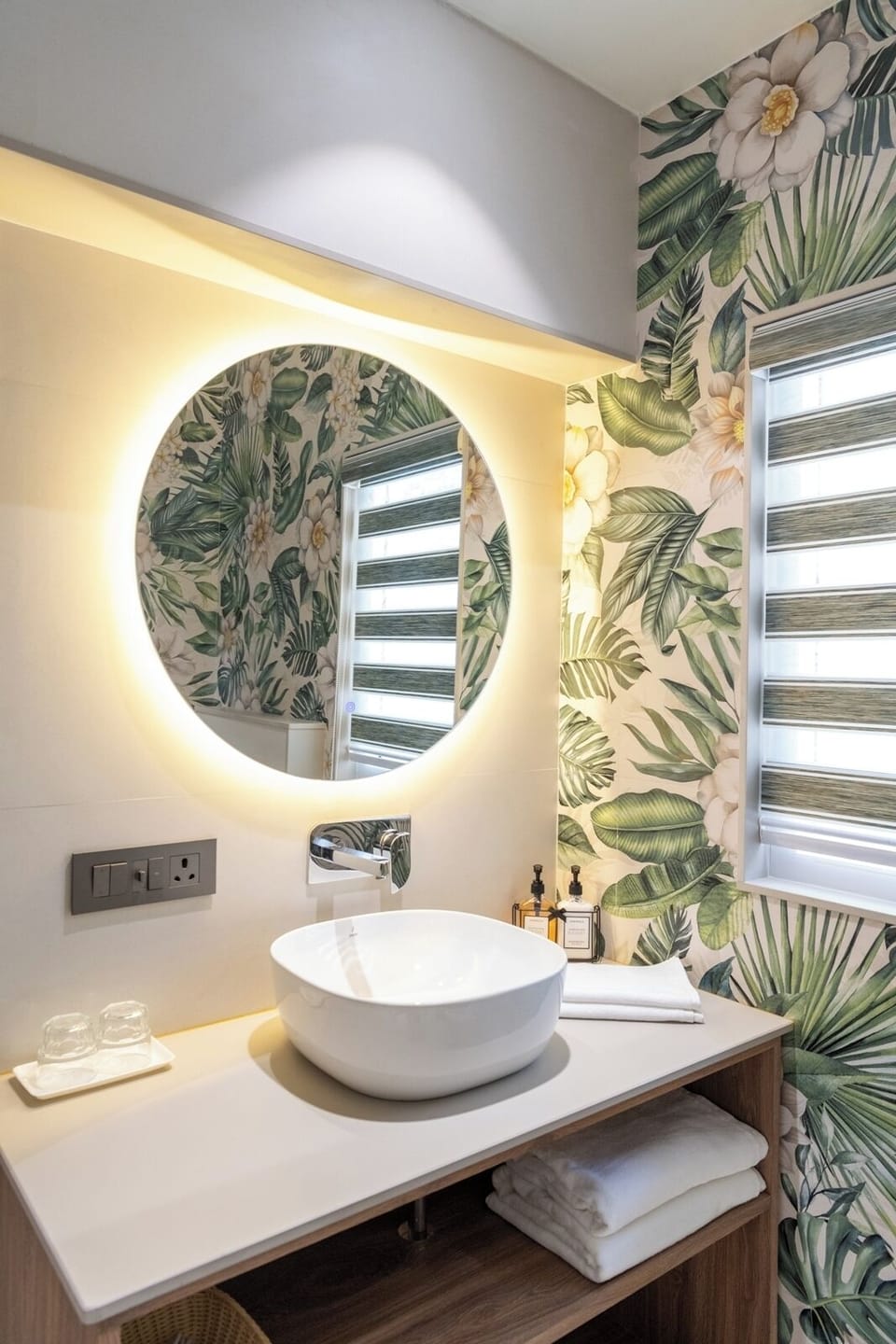 Super Deluxe With Balcony | Bathroom | Shower, free toiletries, hair dryer, bathrobes