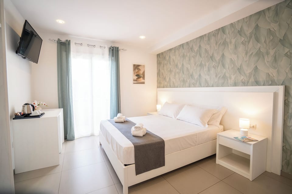 Quadruple Room, Sea View | In-room safe, soundproofing, free WiFi, bed sheets